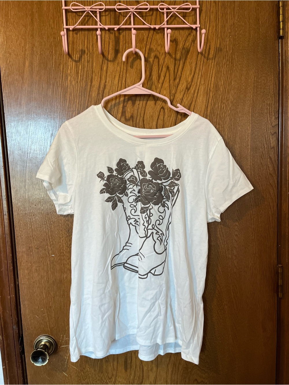 White & Grey Designed Roses in Cowgirl Boots Shirt 🥀 🤠